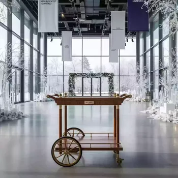 Аренда Тележка сервировочная Old из дерева в Университете «Сириус» — ART SPACE