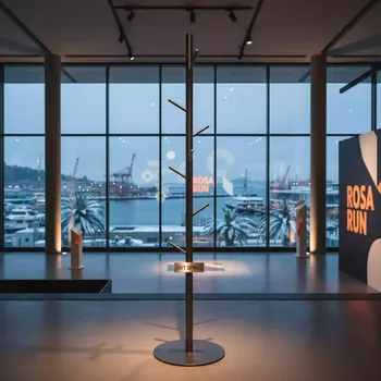 Аренда Вешалка напольная Voila на территории Морпорта Сочи — ART SPACE