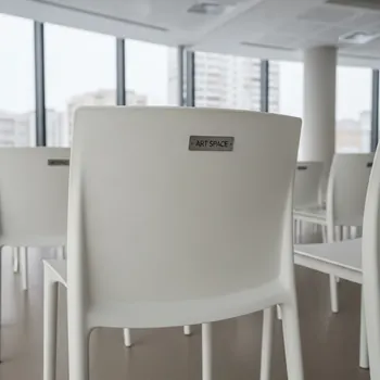 Аренда Стулья пластиковые белые в МФК «Горный» — ART SPACE