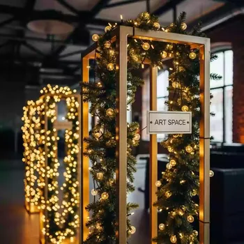Аренда Комплект стоек золотых с гирляндой в комплексе «Дагомыс» — ART SPACE
