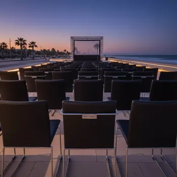 Аренда Стулья банкетные черные в пляжном клубе Del Mar — ART SPACE