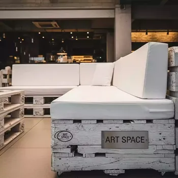 Аренда Диван из паллет угловой в ресторане «Высота 5642» — ART SPACE