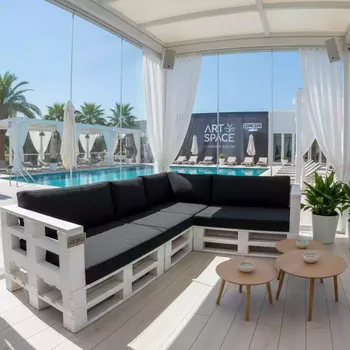 Аренда Диван паллетный угловой белый с черными подушками в Karat Resort — ART SPACE