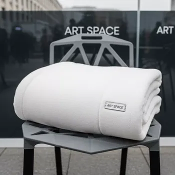 Аренда Плед флисовый Warm&Peace белый на Медальной площади — ART SPACE