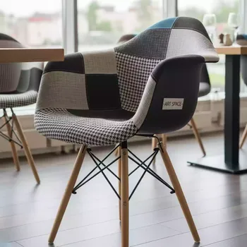Аренда Кресло Eames DSW пэчворк черно белое в ресторане «Магеллан» — ART SPACE