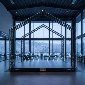 Аренда Сцена двускатная 4х3 м черная в ресторане «Магеллан» — ART SPACE