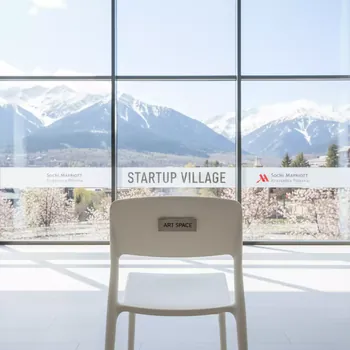 Аренда Стул EpokS белый пластик в Sochi Marriott Krasnaya Polyana — ART SPACE