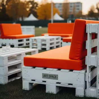 Аренда Банкетки из паллет белые с оранжевой подушкой в Bridge Resort — ART SPACE