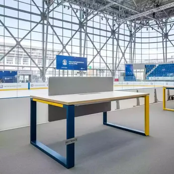 Аренда Стол ламинированный Arki Table Desk с перегородкой в ледовой арене «Шайба» — ART SPACE