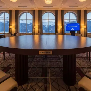 Аренда Стол круглый Нойда коричневый в Golden Tulip Rosa Khutor — ART SPACE