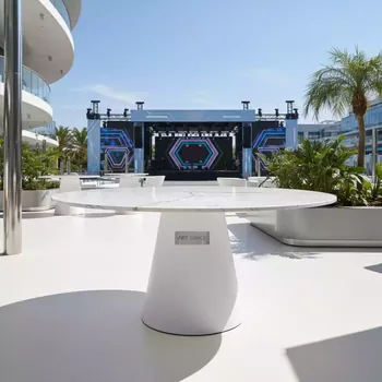 Аренда Стол нераздвижной Лаки мини 900 мм мрамор белый белый в Cosmos Sochi Hotel — ART SPACE