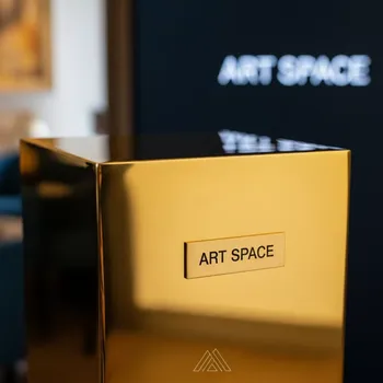 Аренда Подставка Куб золотая в ресторане «Плакучая Ива» — ART SPACE