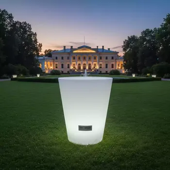 Аренда Кашпо светящееся LED конус Flow 220V White L в усадьбе Голицына — ART SPACE