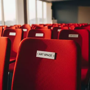 Аренда Чехол E07 для стула Eames красный в Grand Karat Sochi — ART SPACE