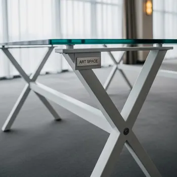 Аренда Стол прямоугольный стеклянный X Loft с белыми ножками в Courtyard by Marriott Sochi — ART SPACE