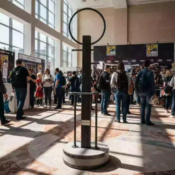 Аренда Вешалка напольная Hook темное дерево в отеле «Богатырь» — ART SPACE