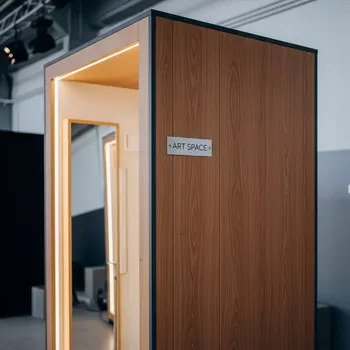 Аренда Примерочная кабина цвета дуб в Маринс Парк Отеле — ART SPACE