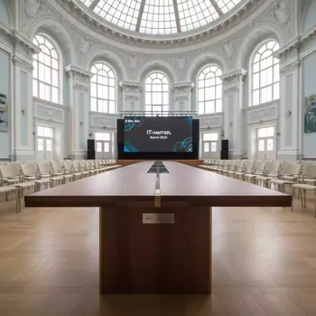 Аренда Стол орех золотой Лидер 2 1800х800 в Зимнем театре — ART SPACE
