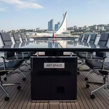 Аренда Стол конференционный на VIP теплоходе (Морпорт Сочи) — ART SPACE