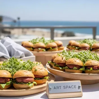 Аренда Ланч сэндвич с колбасой в пляжном клубе Del Mar — ART SPACE