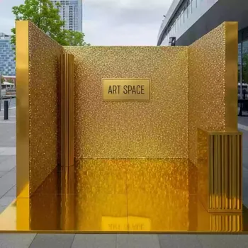 Аренда Фотозона золотая с зеркальным полом на территории Морпорта Сочи — ART SPACE