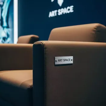 Аренда Кресло Lobster Chair тёмный латте в комплексе Sea Galaxy — ART SPACE