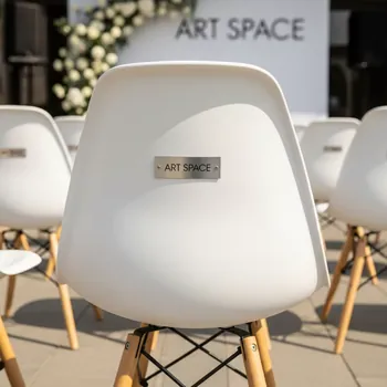Аренда Стулья пластиковые Eames белые деревянные ножки в Boutique Hotel PORTUM 1905 — ART SPACE