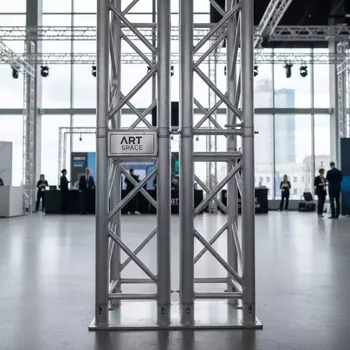 Аренда Угол для фермы 2 сторонний алюминиевый Layher H 30V в Panorama by Mercure — ART SPACE