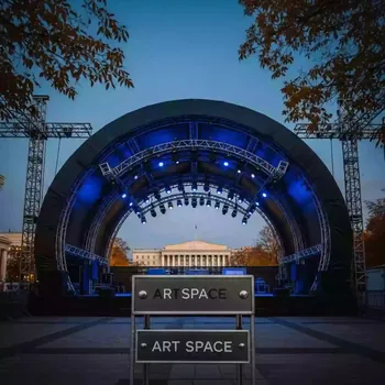 Аренда Сцена арочная черная 20х14 м на Медальной площади — ART SPACE