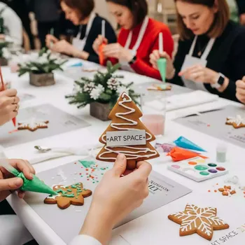 Аренда Мастер класс по росписи пряников на елку в отеле Radisson Lazurnaya — ART SPACE