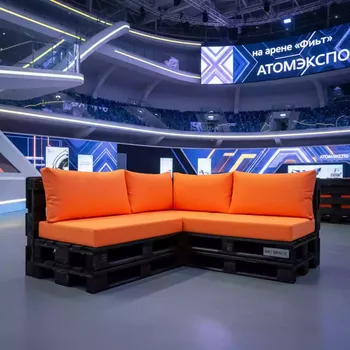 Аренда Диван угловой из обожженных паллет с оранжевой подушкой на арене «Фишт» — ART SPACE