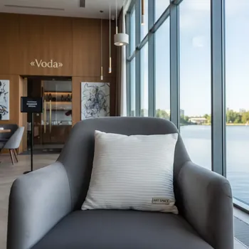 Аренда Подушка Wave белая квадратная 30 см в ресторане «Voda» — ART SPACE
