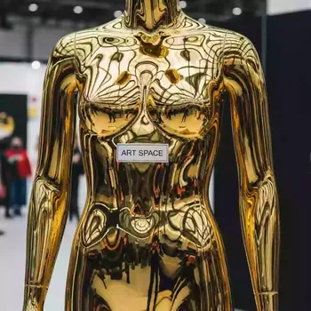 Аренда Манекен женский глянцевый золотой на Медальной площади — ART SPACE