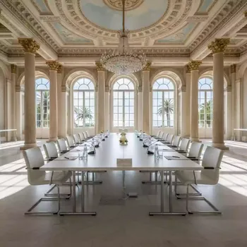 Аренда Стол Лидер 2 2000x900 белый кромка ПВХ в Swissôtel Resort Sochi Kamelia — ART SPACE