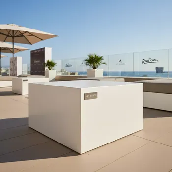Аренда Журнальный стол Cube Loft белый в отеле Radisson Lazurnaya — ART SPACE