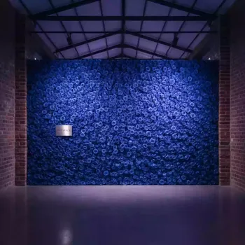 Аренда Стена цветочная голубые розы в усадьбе Голицына — ART SPACE