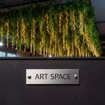 Аренда Оформление потолка зеленью и гирляндами в ресторане «Высота 5642» — ART SPACE