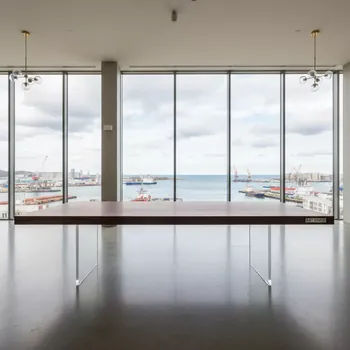 Аренда Стол обеденный Virtuos S орех прозрачный в зале «Чайка» (Морпорт) — ART SPACE