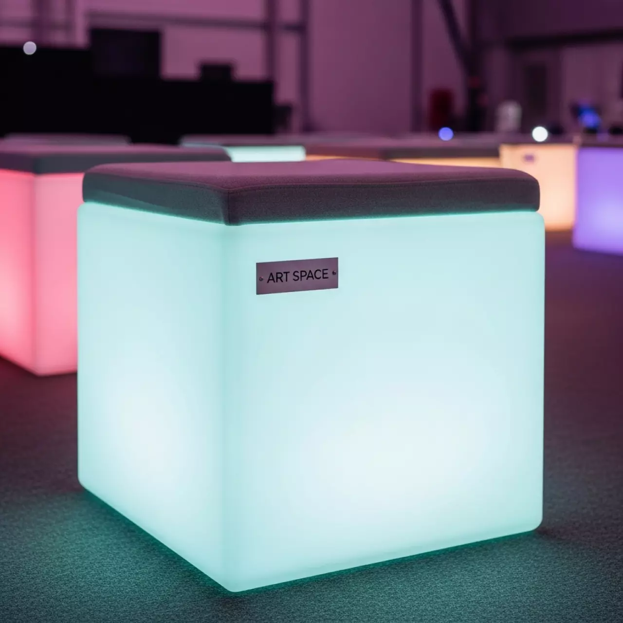 Аренда Куб с мягким сиденьем с LED подсветкой 40х40 в ледовой арене «Шайба» — ART SPACE