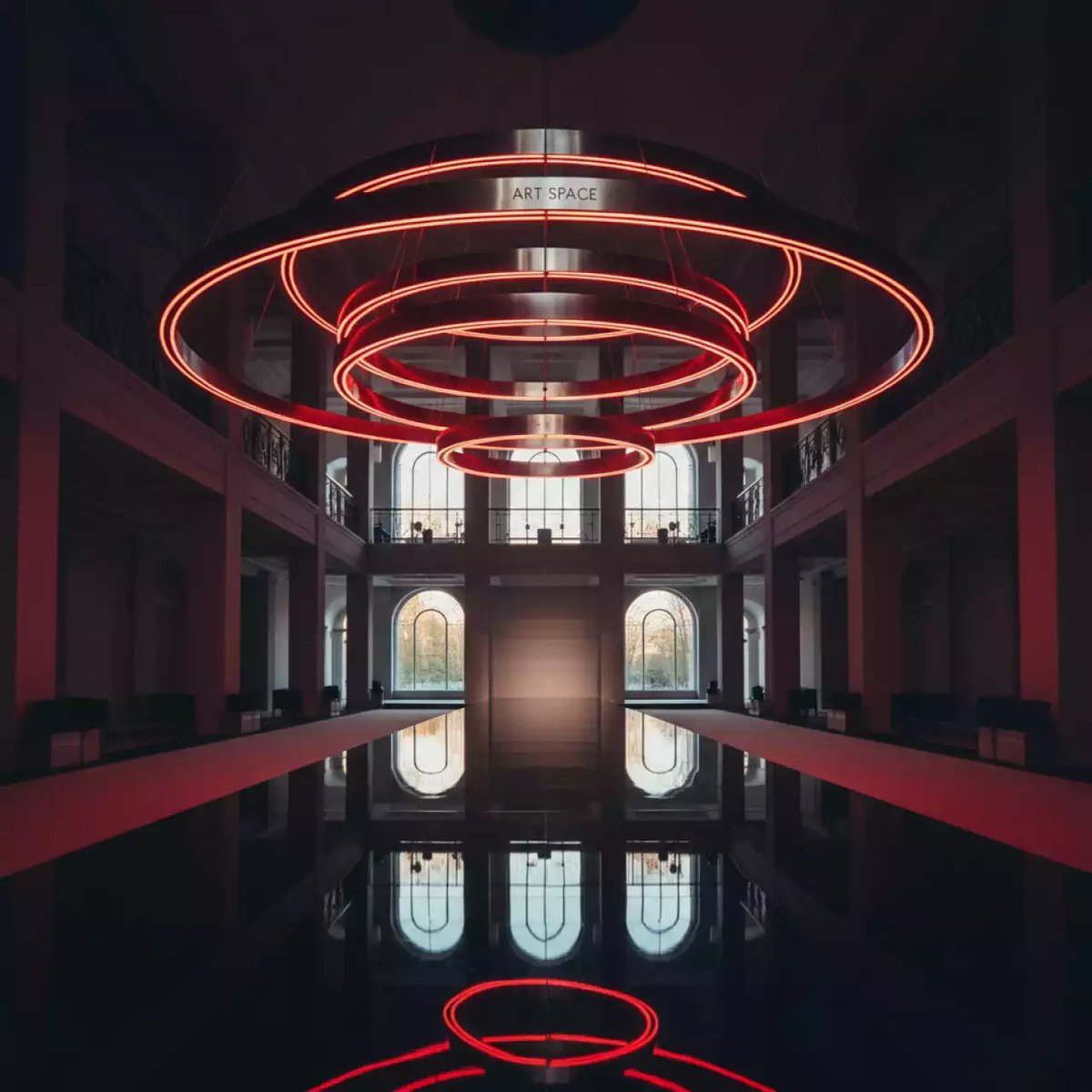 Аренда Люстра Red Neon в гранд-отеле «Жемчужина» — ART SPACE