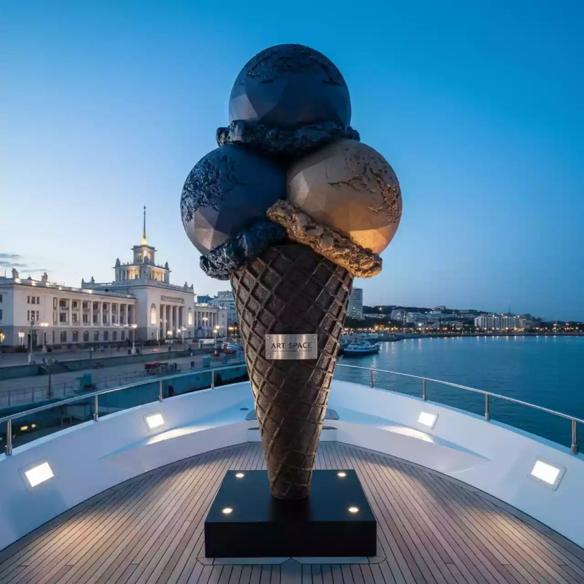 Аренда Мороженое гигантское из пенопласта на VIP теплоходе (Морпорт Сочи) — ART SPACE