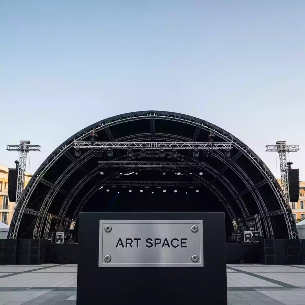 Аренда Сцена арочная черная 12х10 м в Courtyard by Marriott Sochi — ART SPACE