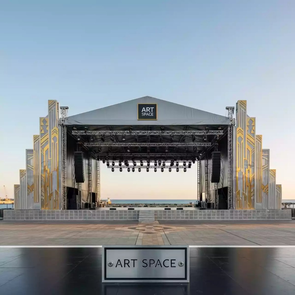 Аренда Сцена двускатная 14х10 м металлик на территории Морпорта Сочи — ART SPACE