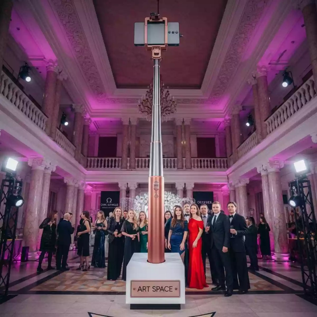 Аренда Селфи палка гигантская в Omega Sirius — ART SPACE