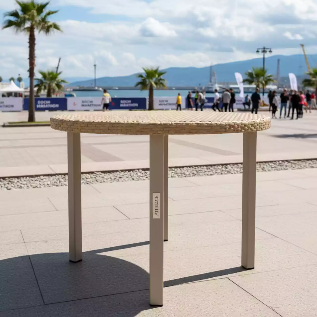 Аренда Стол круглый алюминиевый искусственный ротанг D 80 Bamboo на территории Морпорта