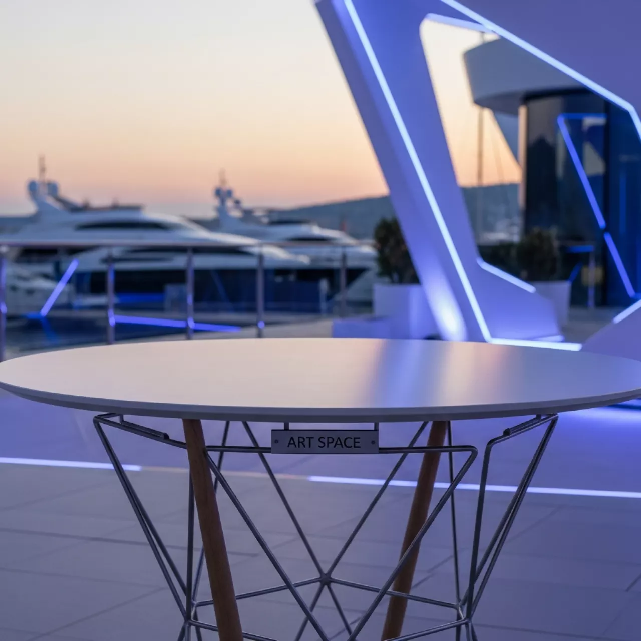 Аренда Стол круглый Eames D600 на территории Морпорта